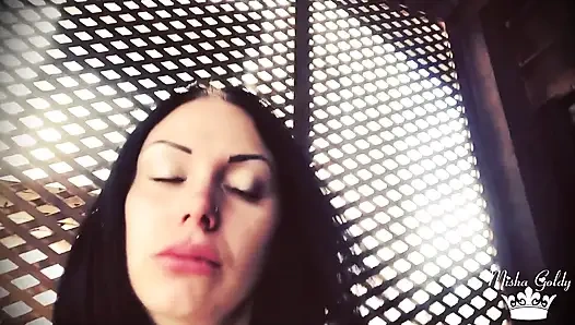 Burnu kaşınan nargile dumanı emiyor ve her zaman kaşınıyor!