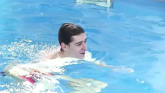 İki genç yakışıklı eşcinsel birbirini tatmin ediyor