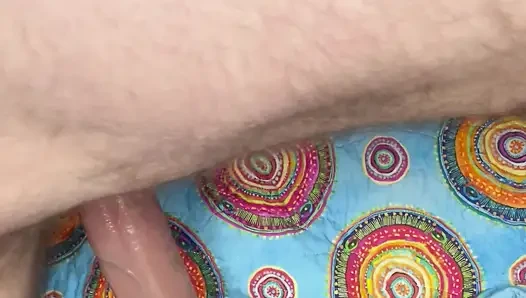 Cspot yüksek sesle dildoya biniyor ve çok sert boşalıyor