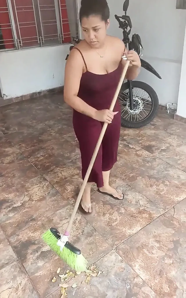 Evi temizlerken karımla konuşuyorum, yarağımı emmesini istiyorum ve durum comically ile bitiyor