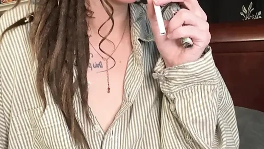 Annen sigara içme fetişini keşfetti ve fantezini gerçekleştiriyor