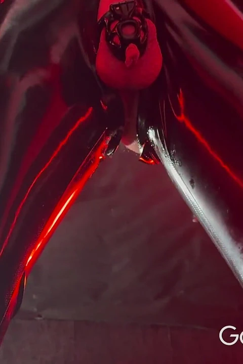 Gaz maskesi bekaret kemeriyle ve anal eğitim alıyor