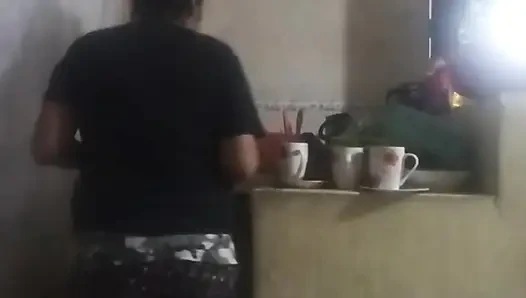 Hizmetçi mutfakta sikiliyor (karım neredeyse bizi buluyor)