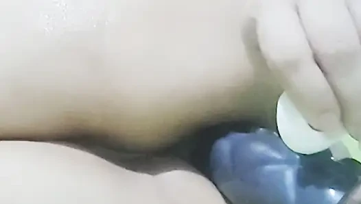 Milf olgun üvey anne, 4 kişisine kocaman bir penis koyacak birini arıyor