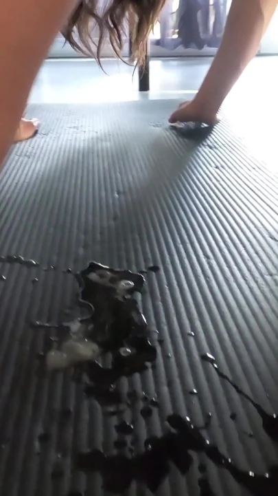 Dört ayak üzerinde çalışıyor, ona sürpriz yapıyorum ve götünü sert sikiyorum | Klip 2