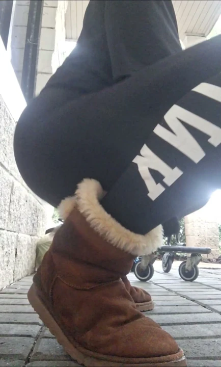 Bu kıçın günahkâr bir ritimle ve kirli niyetlerle zıpladığını izle. Seni baştan çıkaracak kadar tatlı, seni takıntılı hale getirecek kadar şeytani.