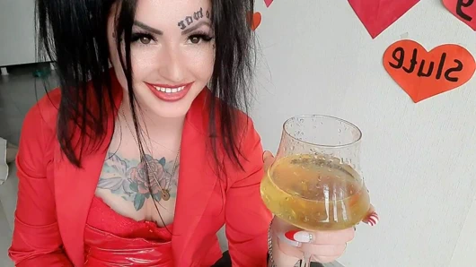 Dominatrix nika'dan altın yağmur! metresi seni sevgililer gününde tebrik ediyor ve sana altın bir kokteyl veriyor. işemek
