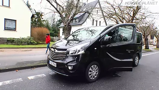 Sürücü iki farklı orta yaşlı seksi kadınla seks yapıyor