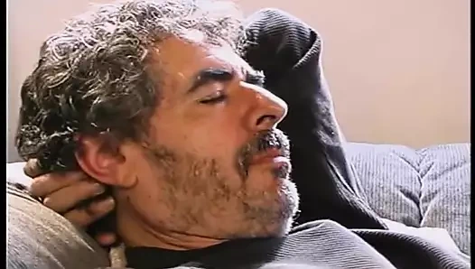 Seksi orta yaşlı seksi kadın büyük bir yarak tarafından göt deliğinden sikiliyor