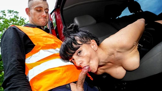 Genç erkek avcısı tembel bir yola sapıyor