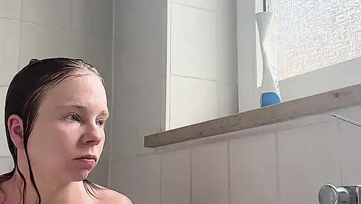 Uzun labialar ve sert meme uçları