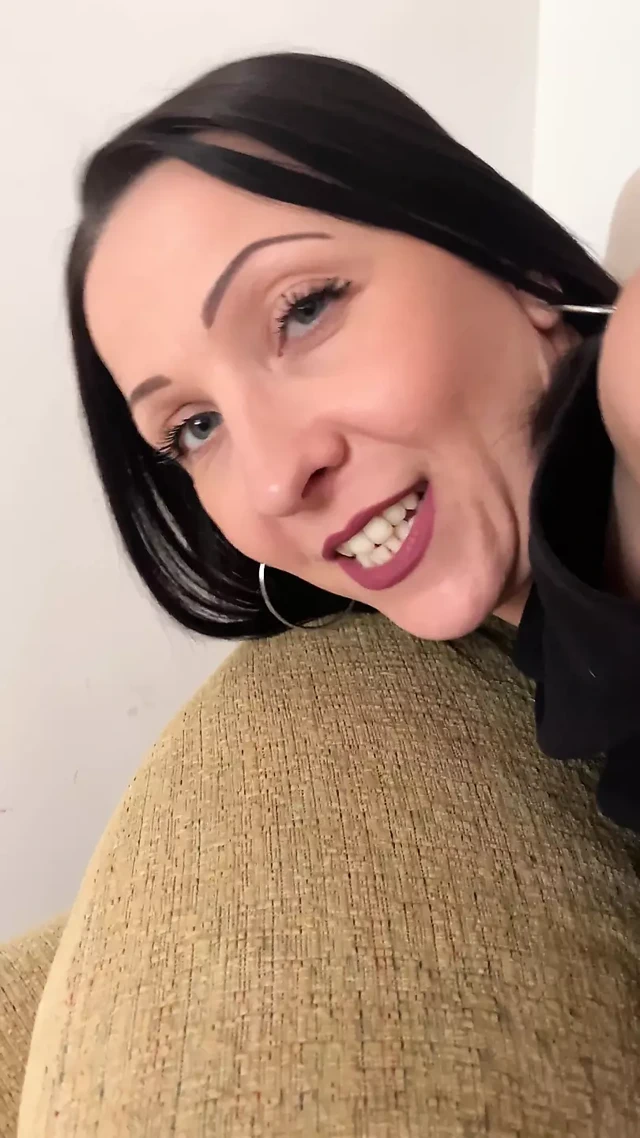 Alman üvey annem sert boşalmama yardım ediyor