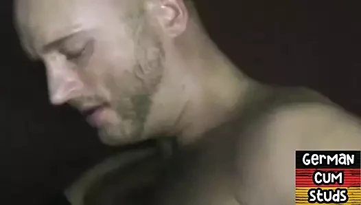 Alman amatör eşcinsel prezervatifsiz ağzına boşalana kadar sikiliyor