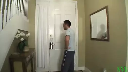 Aldatan üvey anne üvey oğluna yakalanıyor ama sikişiyor