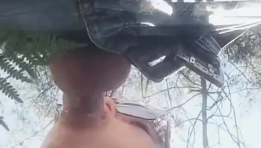 Gerçek kamera arkası açık havada gırtlağına kadar sakso