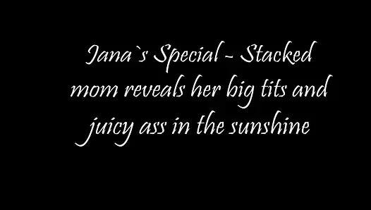 Yığılmış adım anne güneşte büyük göğüsleri ve sulu kıçını ortaya çıkarır