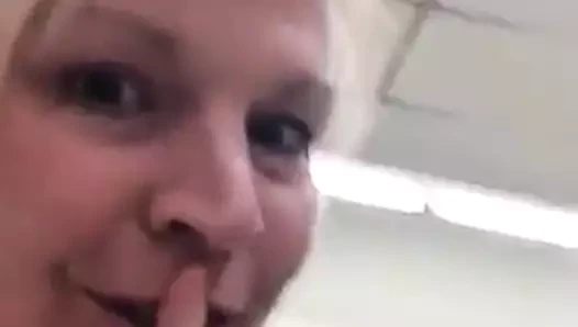 Sıcak olgun bayan yanıp sönen içinde the mağaza