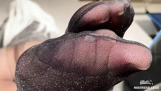 Büyük külotlu çoraplı götümün altında bakış açısı: naylon ayak ve arka azdırma