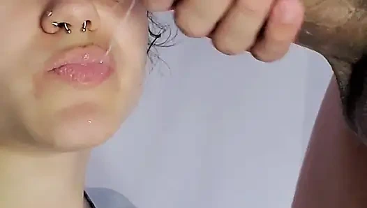 Güzel üniversiteli sürtük yüzüne boşalmak istiyor