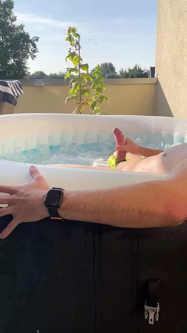 Камшот у бассейна