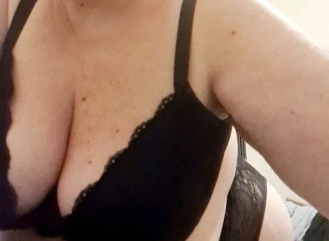 Valerie ssbbw göğüslerini hareket ettiriyor ve lens ile oynuyor