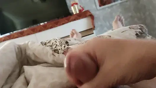 Yatakta yatıyorum ve orgazm olana kadar yarağımı sıvazlıyorum, çok güzel