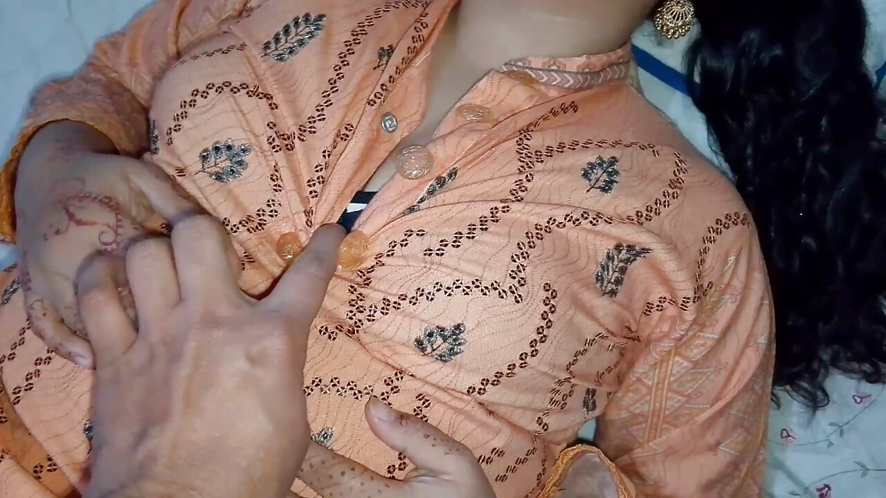 Kocası Hintli evli kadınla seks yapıyor - dölleme ve sıkı amcık sikişi