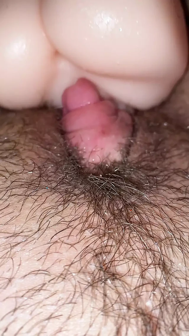 FTM загоняет его член в игрушку для киски, принимая 8-дюймовый дилдо в пизду