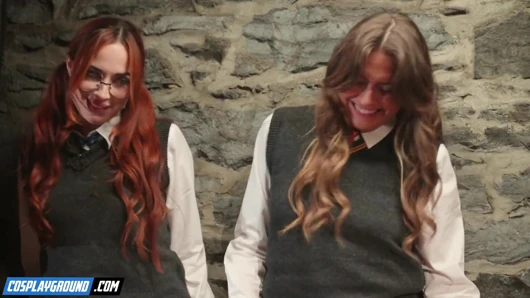 Hermione olarak Selina Bentz ve Audrey Reid inleyen myrtle şanslı bir sihirbazın sert yarağını çeviriyor - harry potter porno parodi