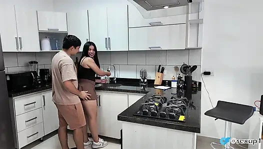 Büyük memeli temizlikçi yakalandı ve sikildi