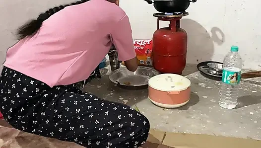 Kichen odasında yemek yaparken yengemi sikiyorum