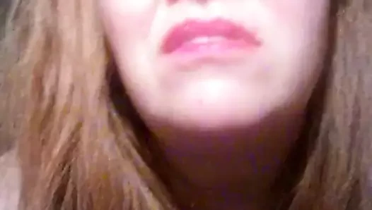 Seksi kızıl saçlı kedi de dahil olmak üzere a.kesha.cover şarkı söylüyor