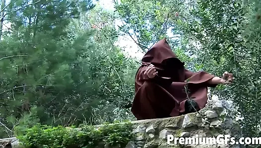 Azgın genç cristal bardzo açık havada amcığını siktiriyor