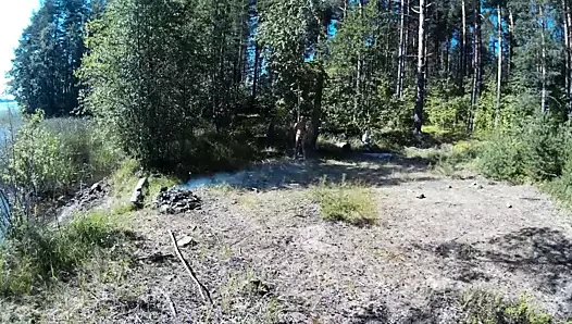 Halka açık bir yerde kelepçeli.