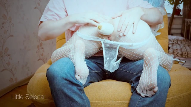 El ve büyük sebzelerle aşırı anal yumruk sokma