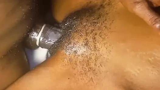 Üvey babam durması için yalvarıncaya kadar durmadan suyu ıslak damlayan amcığını sikmem için bana yalvardı