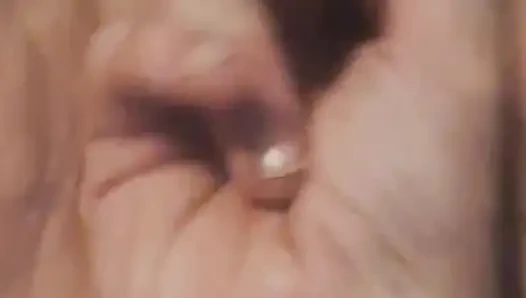 Kocası klitorisini ovalarken karısının göt deliğini parmaklıyor