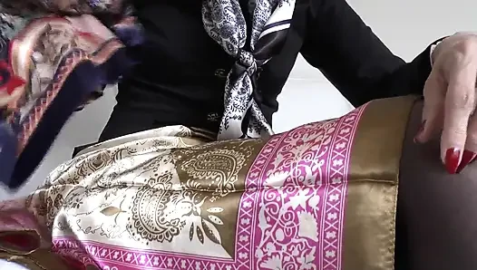 Parlak saten eşarplarım çok tahrik edici! Lady Victoria Valente