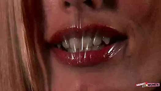 Orta yaşlı seksi kadın amına dildo yaptıktan sonra esmer hevesle sikini emiyor ve tutkuyla ona biniyor