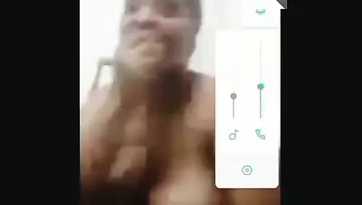 Siyah genç erkek avcısı dev yaraklı adamla karşılıklı mastürbasyon yapıyor