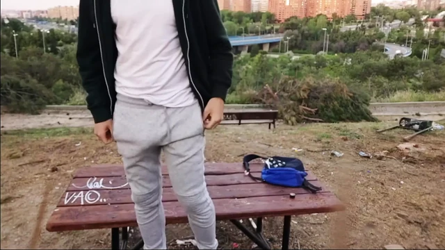Parkta mastürbasyon yapıyor