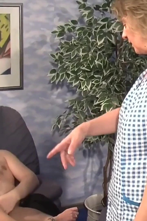 Genç çift orgazm olmak için nineyle sikişiyor