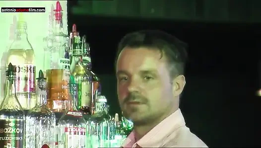 İki orta yaşlı seksi kadın gece kulübünde barmeni sikiyor - seks ve kadınlar 05