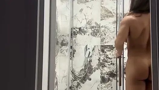 Zinde anne gömleğinin altında tonlu bir vücut saklıyor