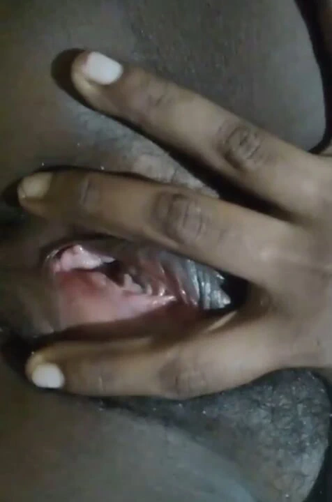 Kız bira şişesi eğlencesi.. ve sıkı amcığı parmaklıyor..