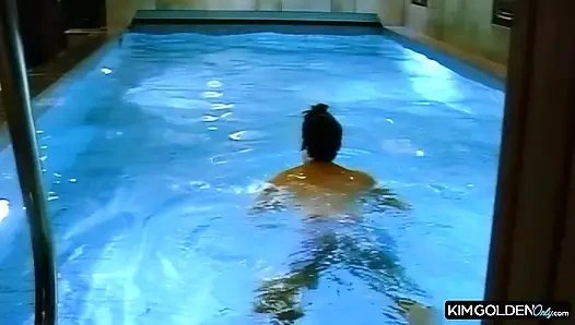 Heisse Pool-Orgie mit oralen Freuden