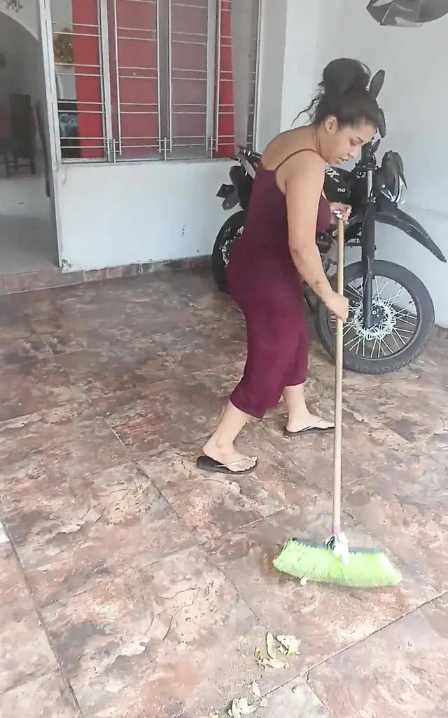 Evi temizlerken karımla konuşuyorum, yarağımı emmesini istiyorum ve durum comically ile bitiyor