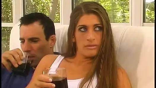 Sekse aç esmer tıraşlı amcığını yalatıyor