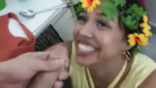 New York Abd'li 18 yaşındaki esmer büyük sarkık memeler üvey erkek kardeşinin büyük yarağını ateşli sikiyor