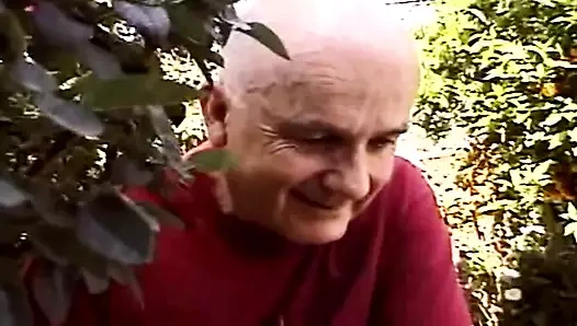 Dışarıda eş değiştiren sarışın için üçlü seks